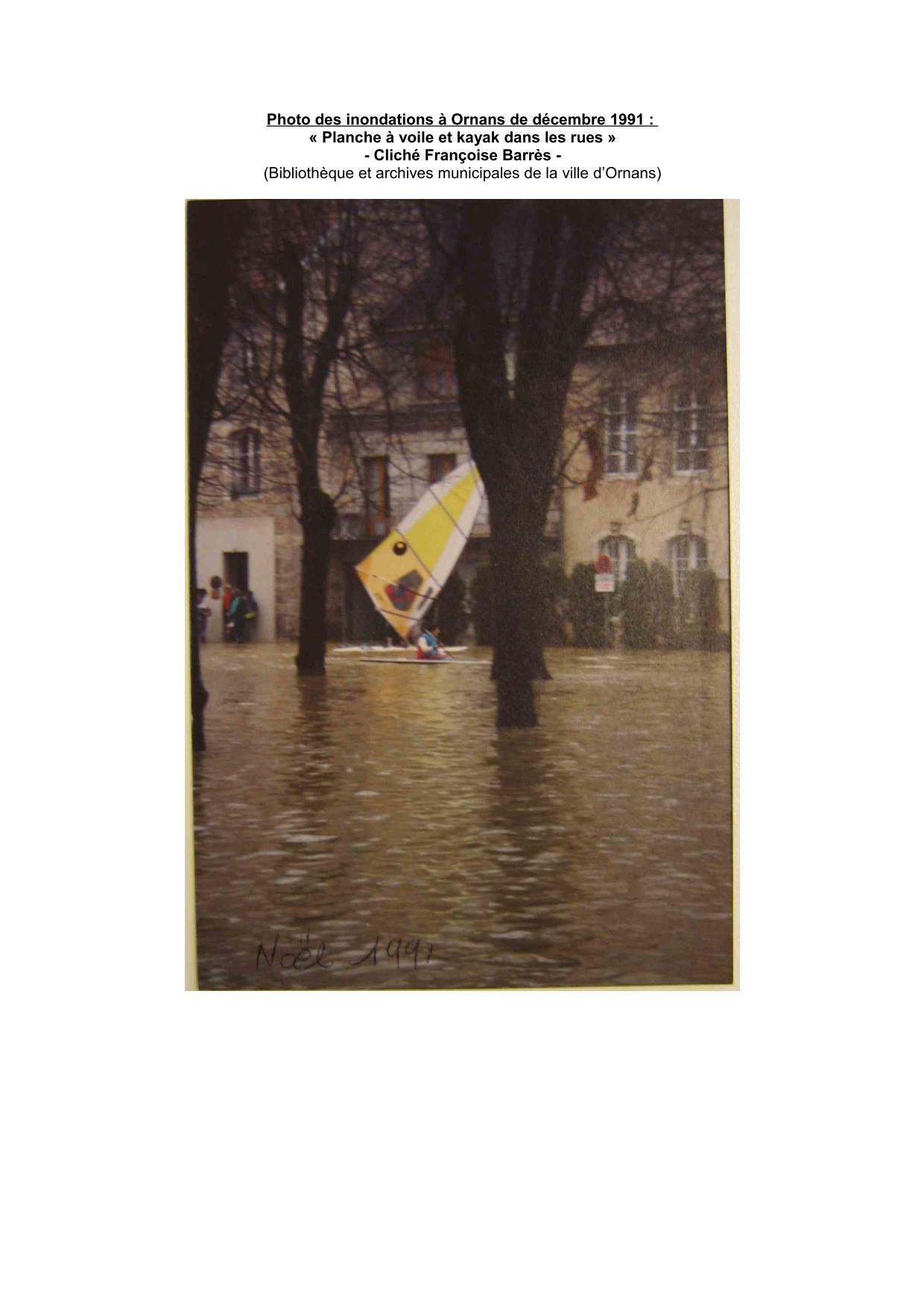 Planche a voile et kayak dans les rues d'Ornans, décembre 1991    