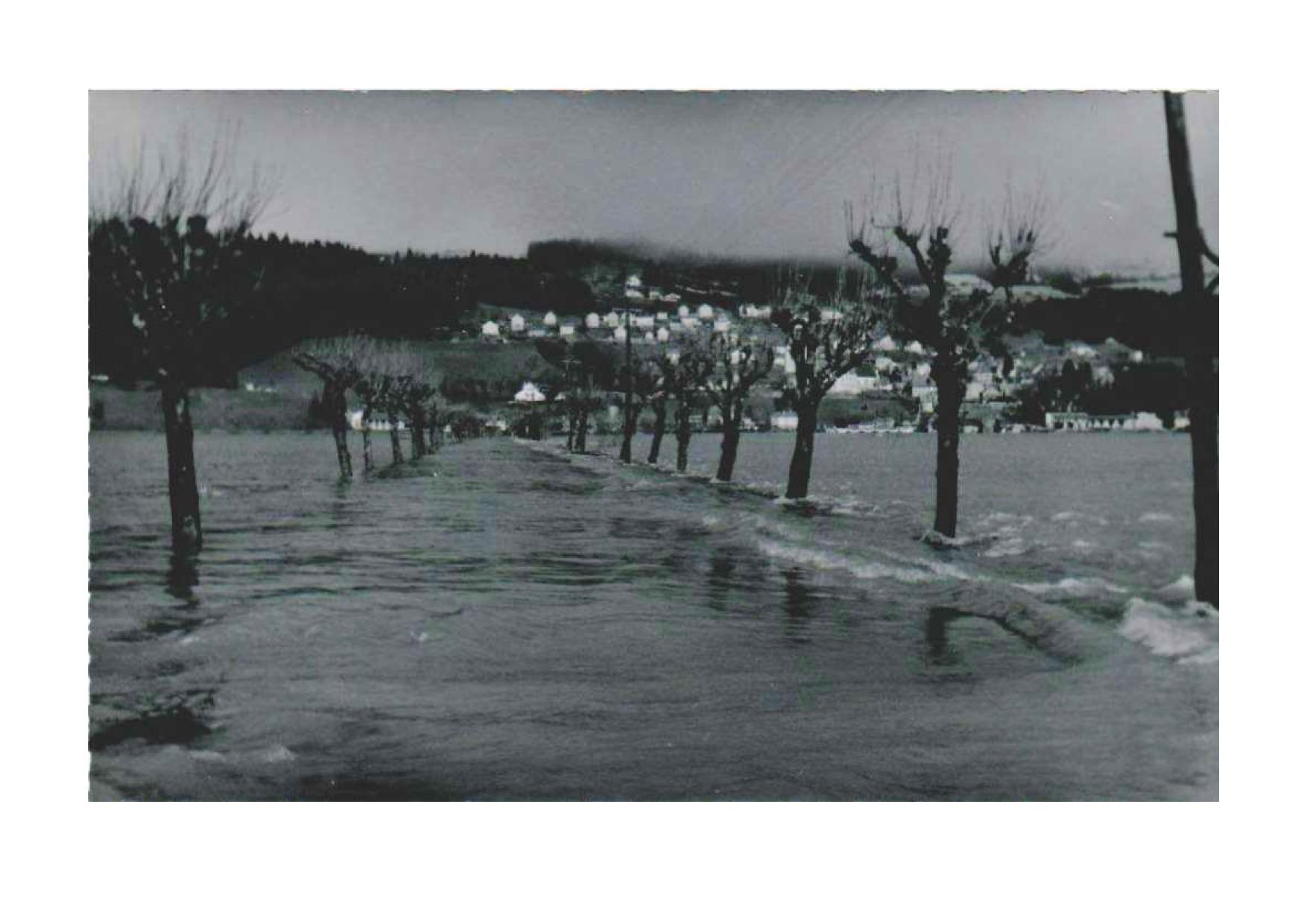 Photographie de la route de Morteau à Montlebon lors de la crue de 1955