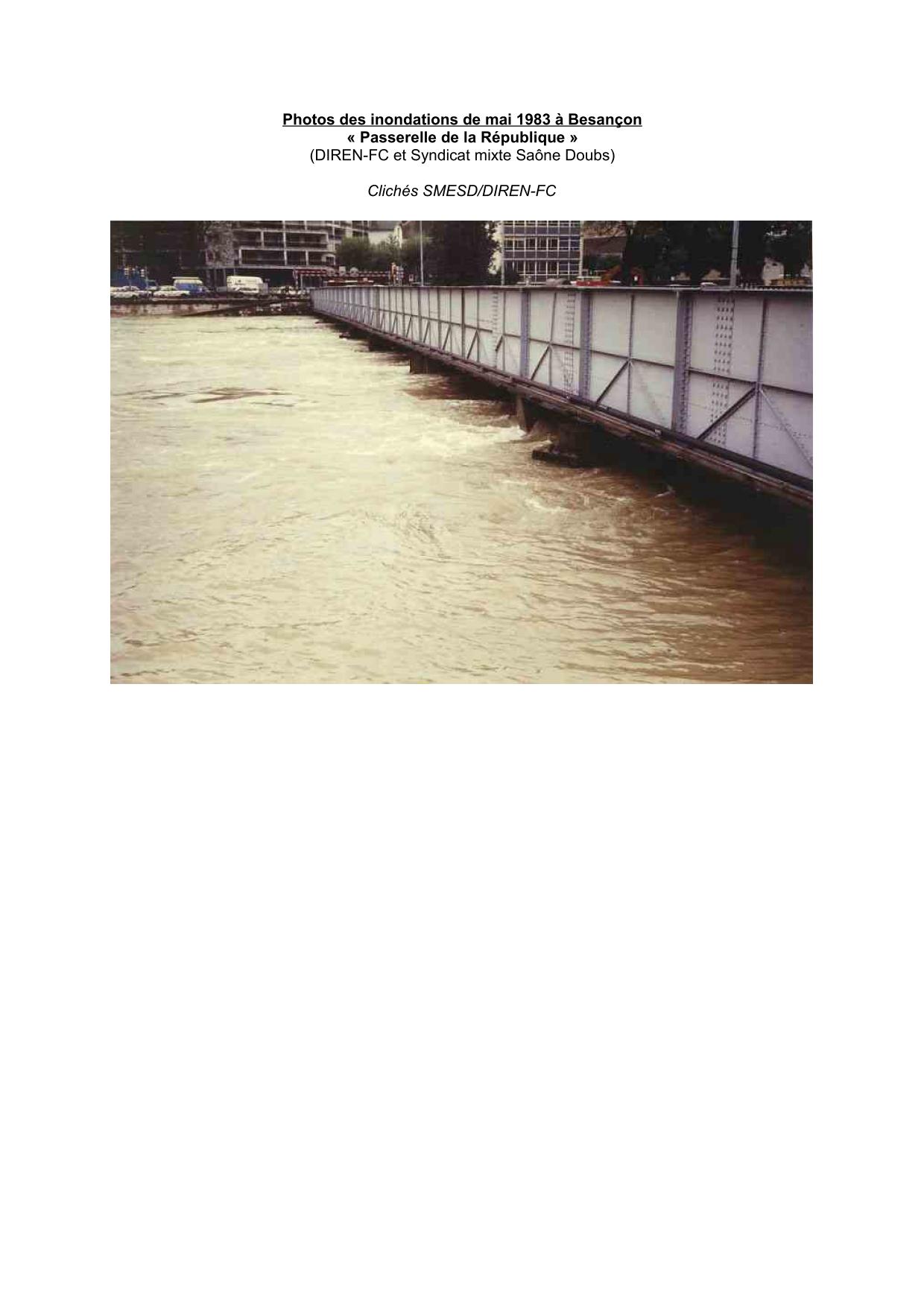 Photos des inondations de mai 1983 a Besançon - Passerelle de la République   