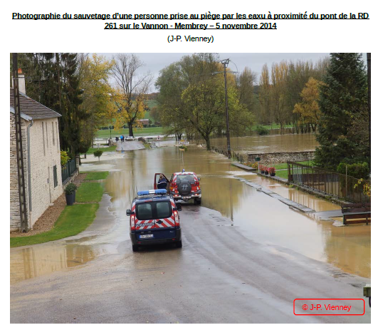 Photographie du sauvetage d’une personne prise au piège par les eaux à proximité du pont de la RD 261 sur le Vannon - Membrey – 5 novembre 2014