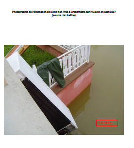 Photographie de l’inondation de la rue des Prés à Grandvillars par l’Allaine en août 2007