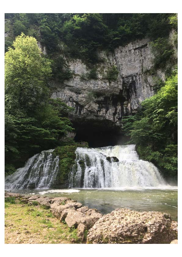 Sortie en surface d'eau ayant transité dans le karst.

Photo prise au droit de la source du Lison (V. Fister)