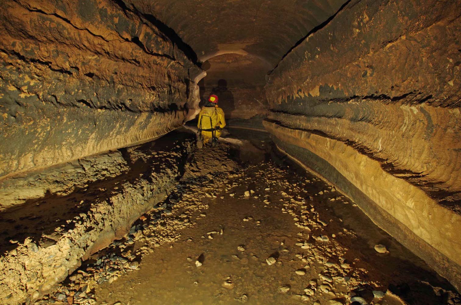 Encoches étagées qui témoignent des niveaux successifs de remplissage.

Photo prise dans la grotte du Moulin des Isles (source : Guy Decreuse)
Site du photographe : https://www.flickr.com/photos/73270743@N02/