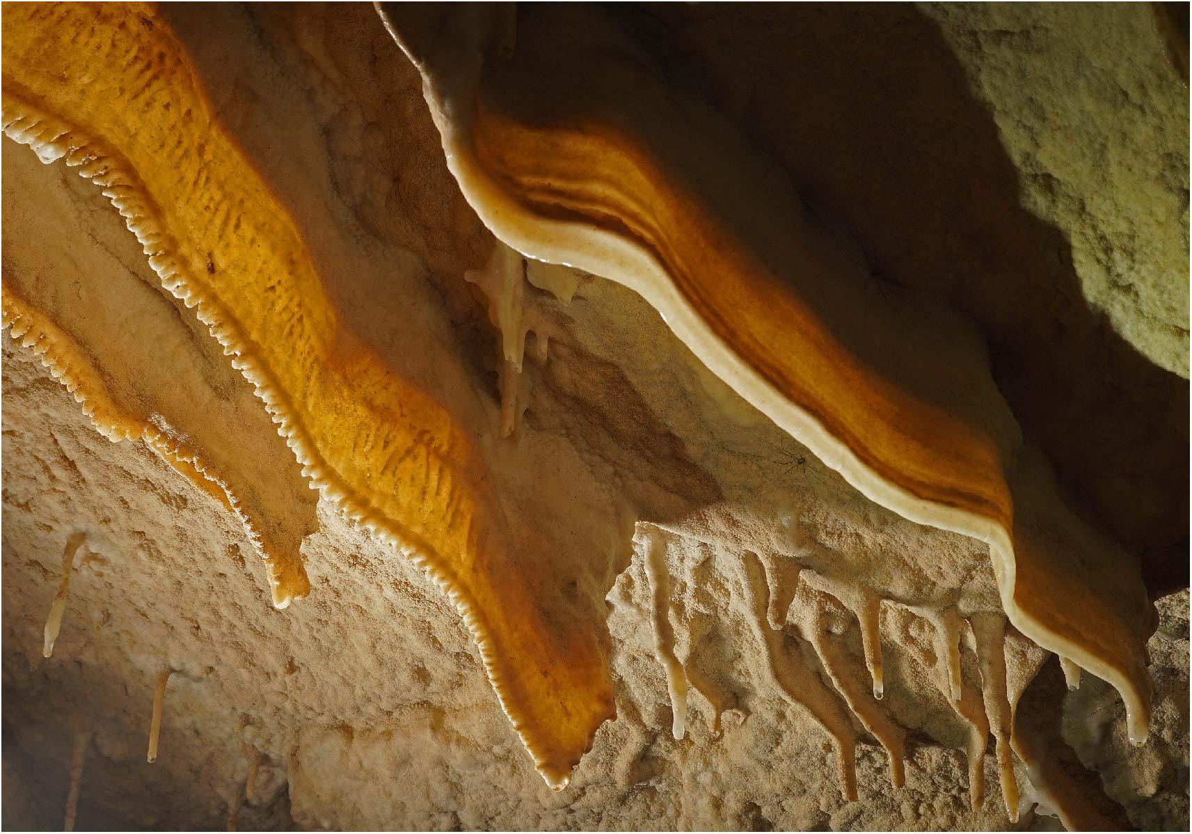 Voile de calcite étendu sur le flanc des parois.

Photo prise au Gouffre 2 de Fertans (source : Guy Decreuse)
Site du photographe : https://www.flickr.com/photos/73270743@N02/