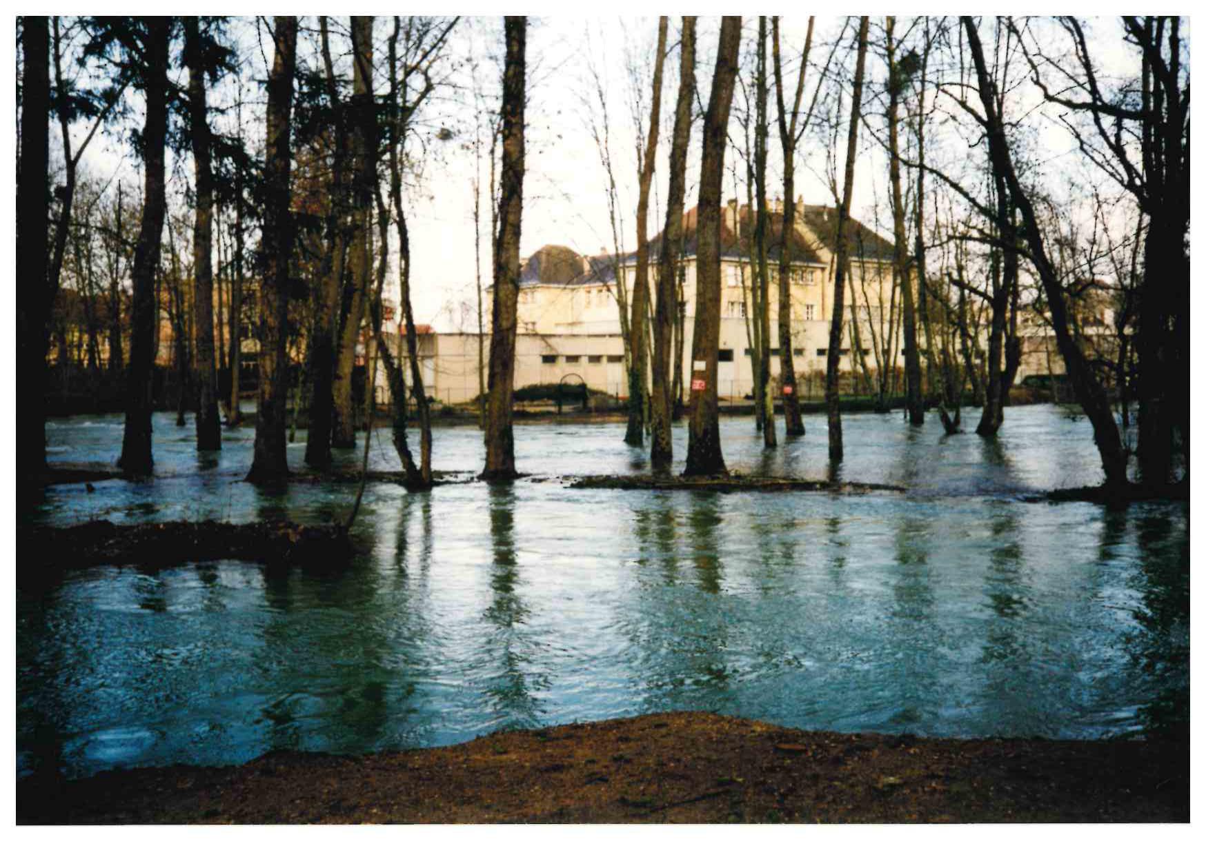 Photo de la crue de la Seine à Châtillon sur Seine en Côte d'Or en février 1999.