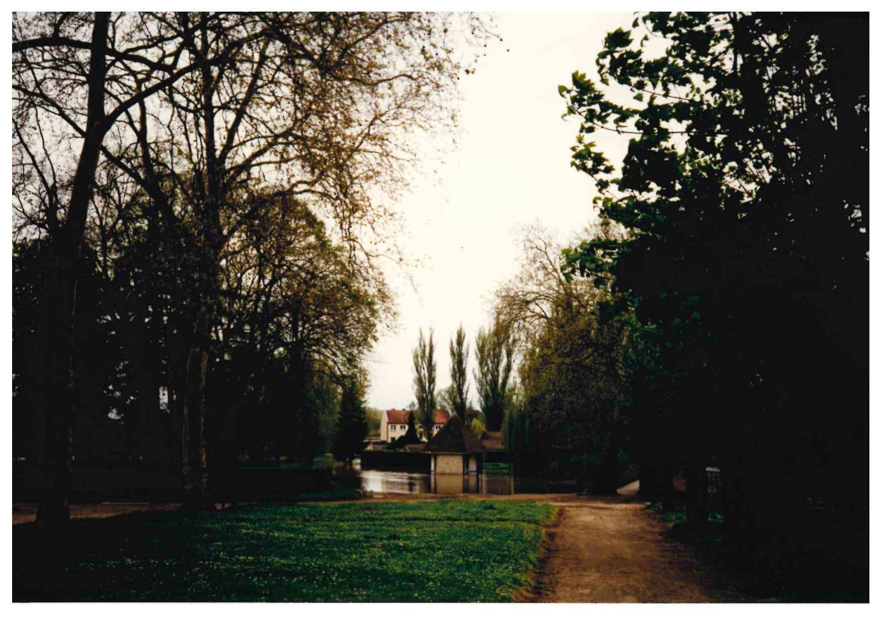 Crue de l'Armance, en avril 1998, à Saint Florentin parc public rue du Faubourg du pont, dans l'Yonne