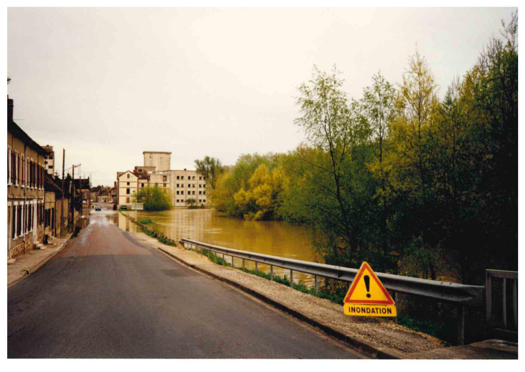 Crue de l'Armançon, en avril 1998, à Brienon sur Armançon quai d'Auxerre, dans l'Yonne