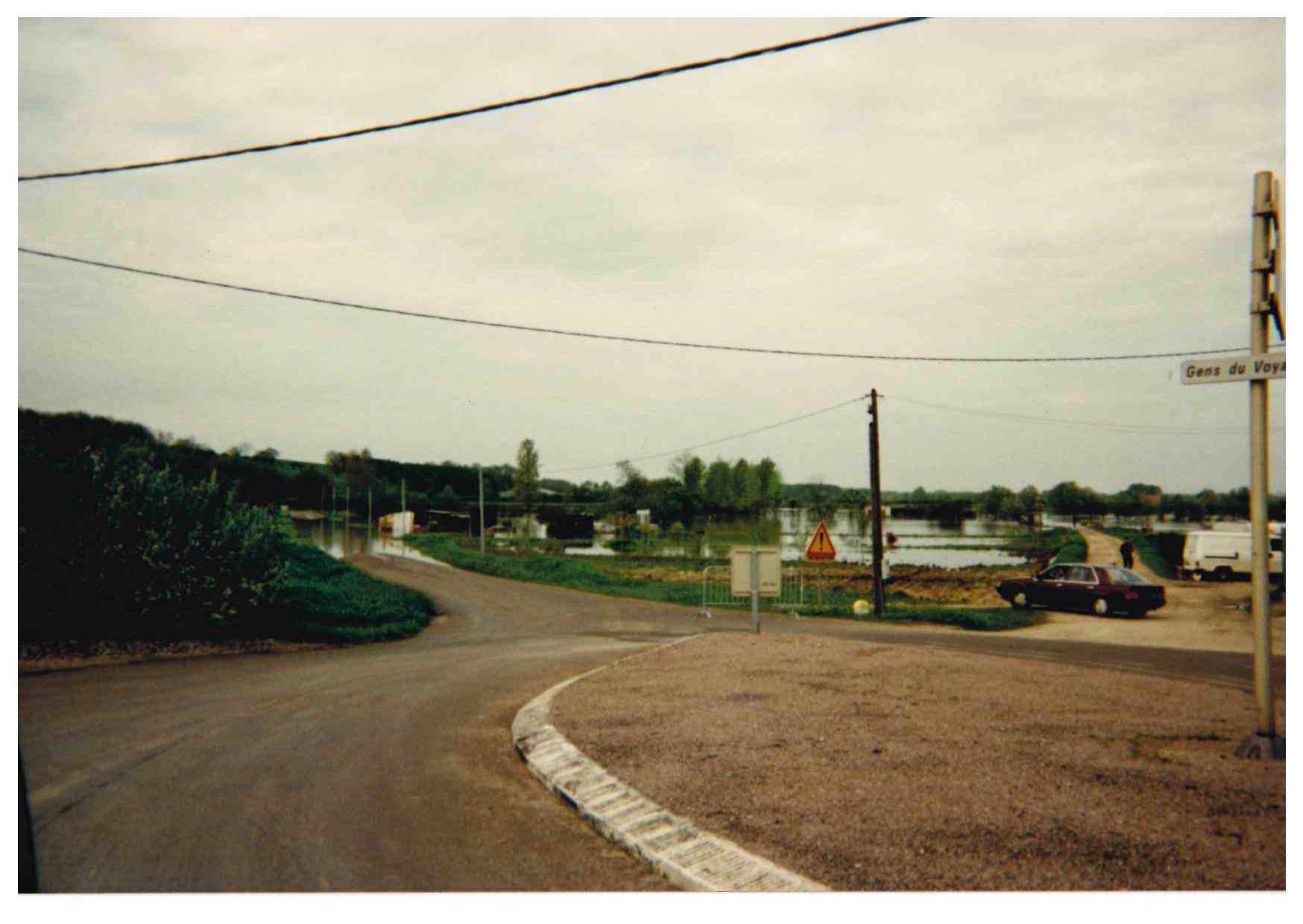 Crue de l'Armançon, en avril 1998, à Brienon sur Armançon, D80 route d'Ormoy, dans l'Yonne.