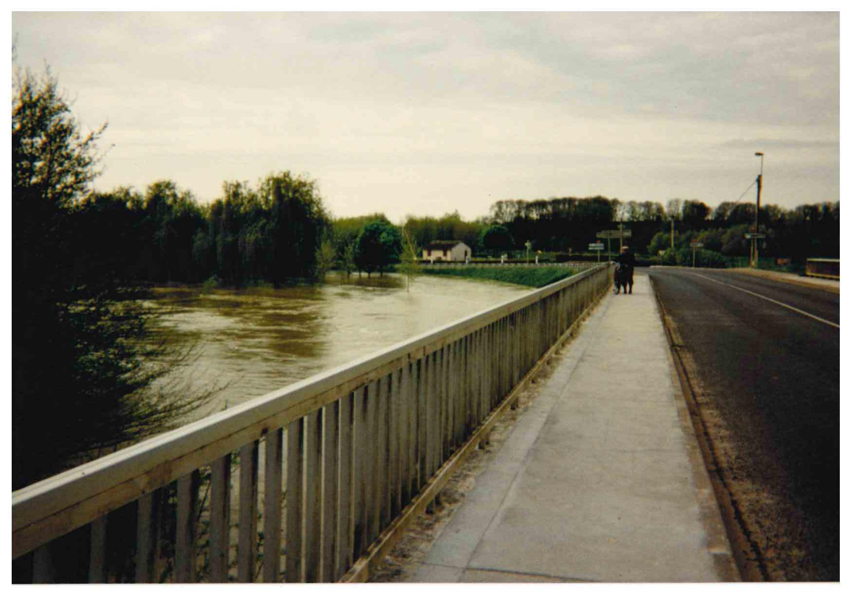 Crue de l'Armançon, en avril 1998, à Brienon sur Armançon, route d'Auxerre, dans l'Yonne