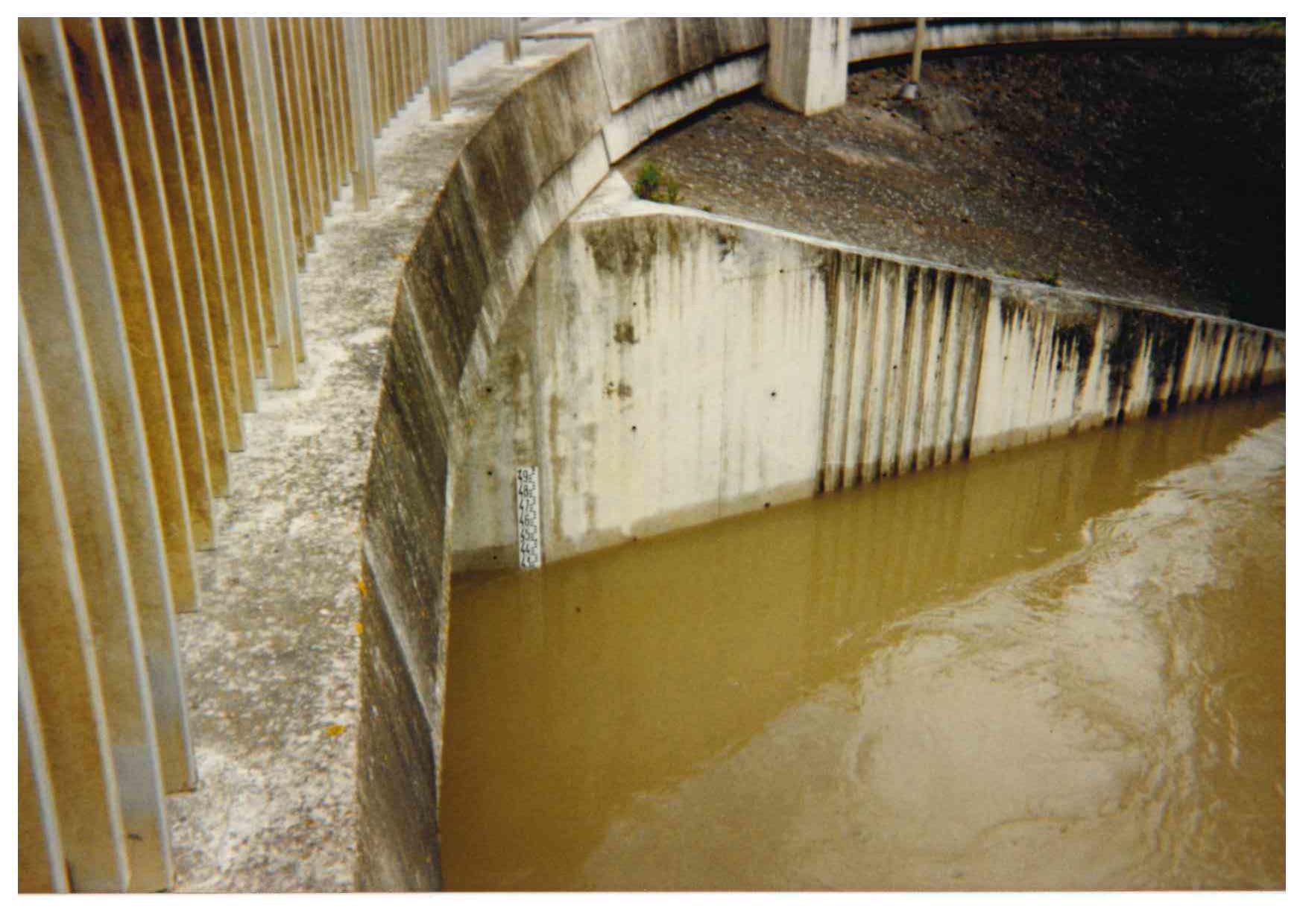 Crue de l'Armançon, en avril 1998, à Brienon sur Armançon, Echelle sous pont de la route d'Auxerre, dans l'Yonne.