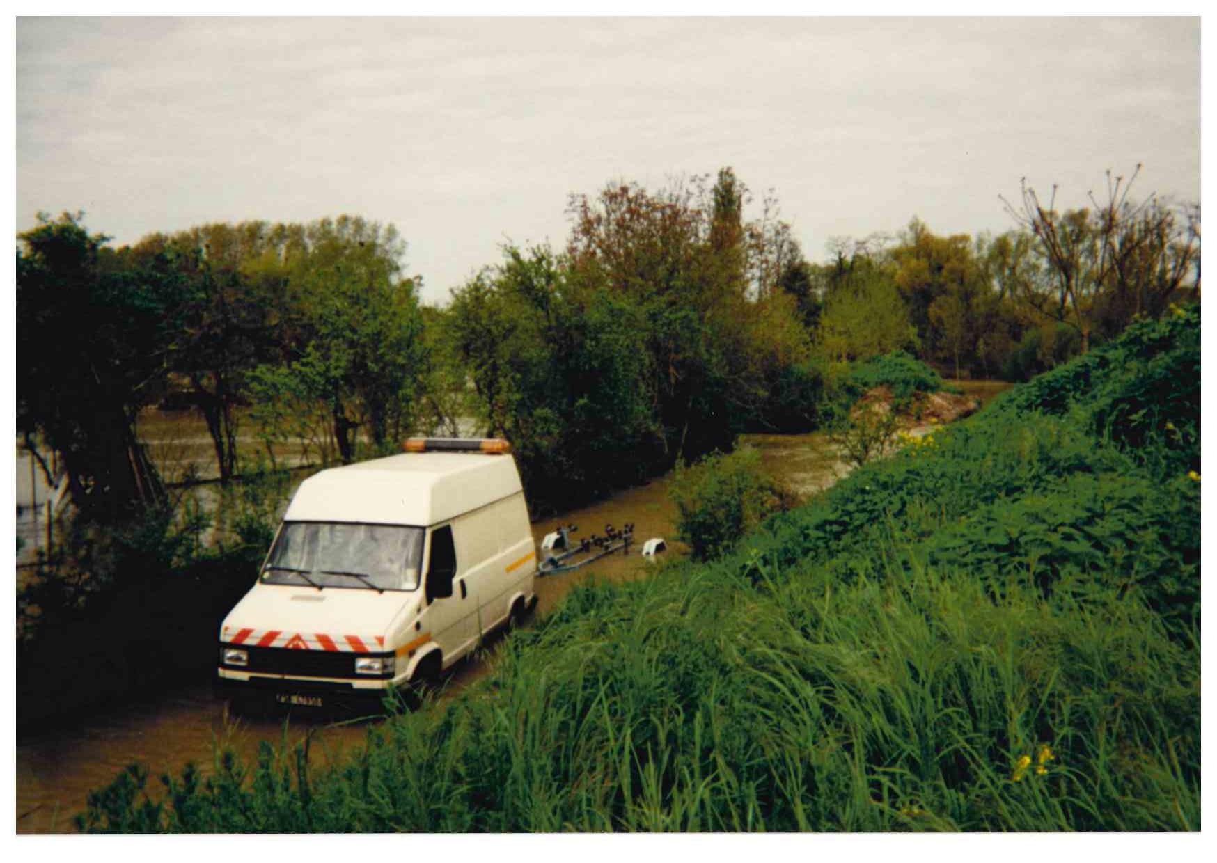 Crue de la Vingeanne, en avril 1998, à Brienon sur Armançon, en aval du pont de la route d'Auxerre sur la rive gauche, dans l'Yonne