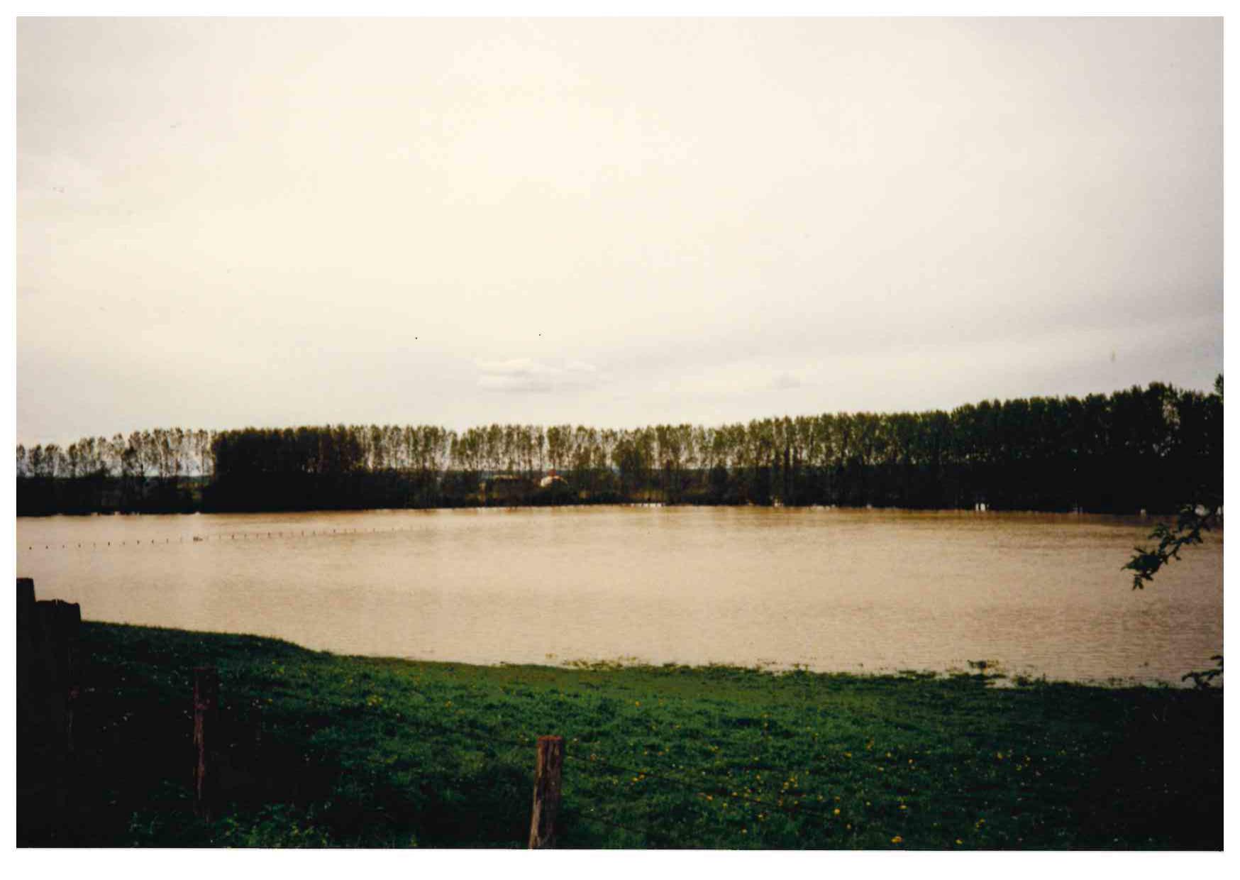 Crue de l'Armançon, en avril 1998, à Mont Saint Sulpice Prés Bernots, dans l'Yonne