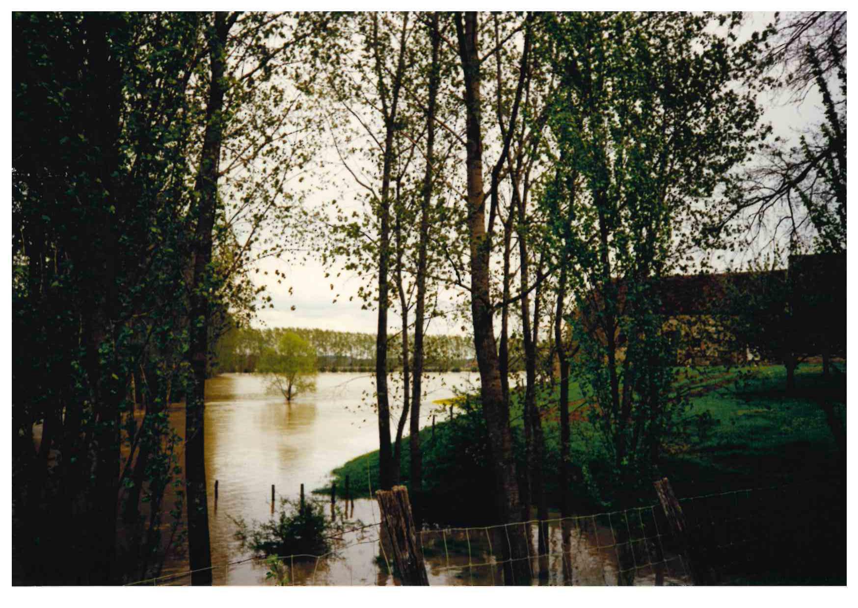 Crue de l''Armançon, en avril 1998, à Mont Saint Sulpice Ferme des Morillons, dans l'Yonne