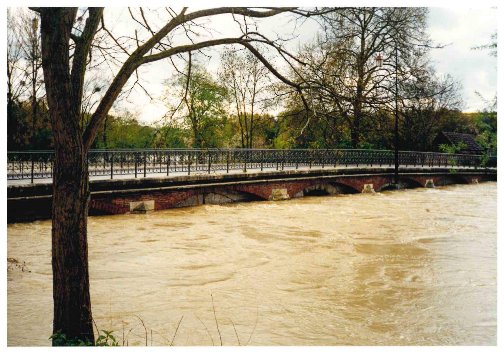 Crue de l'Armançon en avril 1998 à Tonnerre, pont avenue Aristide Briand, dans l'Yonne.