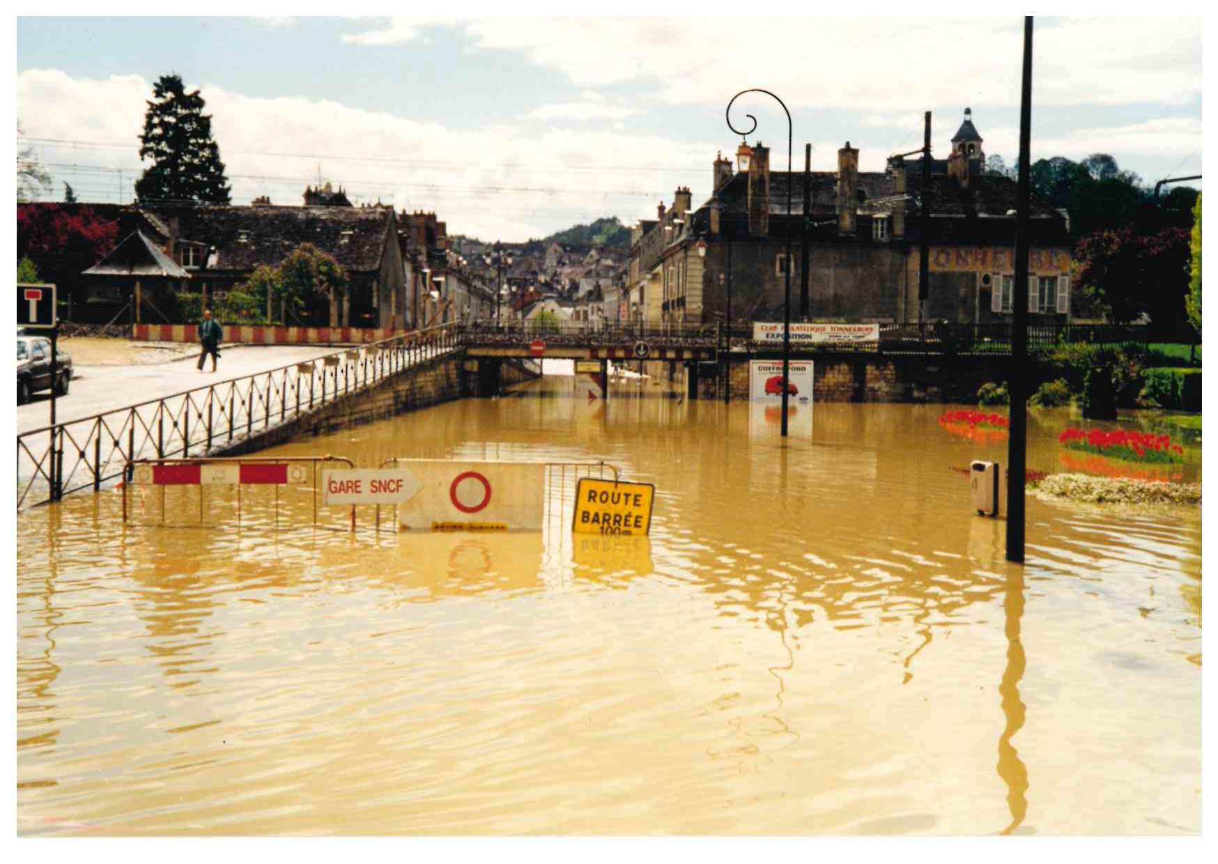 Crue de l'Armançon en avril 1998 à Tonnerre, rue du pont, dans l'Yonne