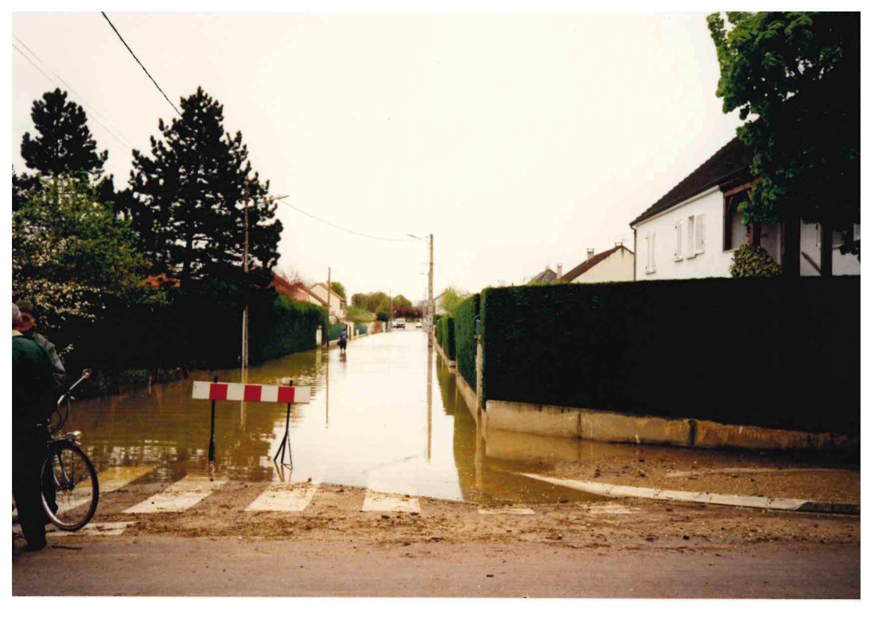 Crue de l'Armançon, en avril 1998, à Tonnerre rue de la Bonneterie, dans l'Yonne