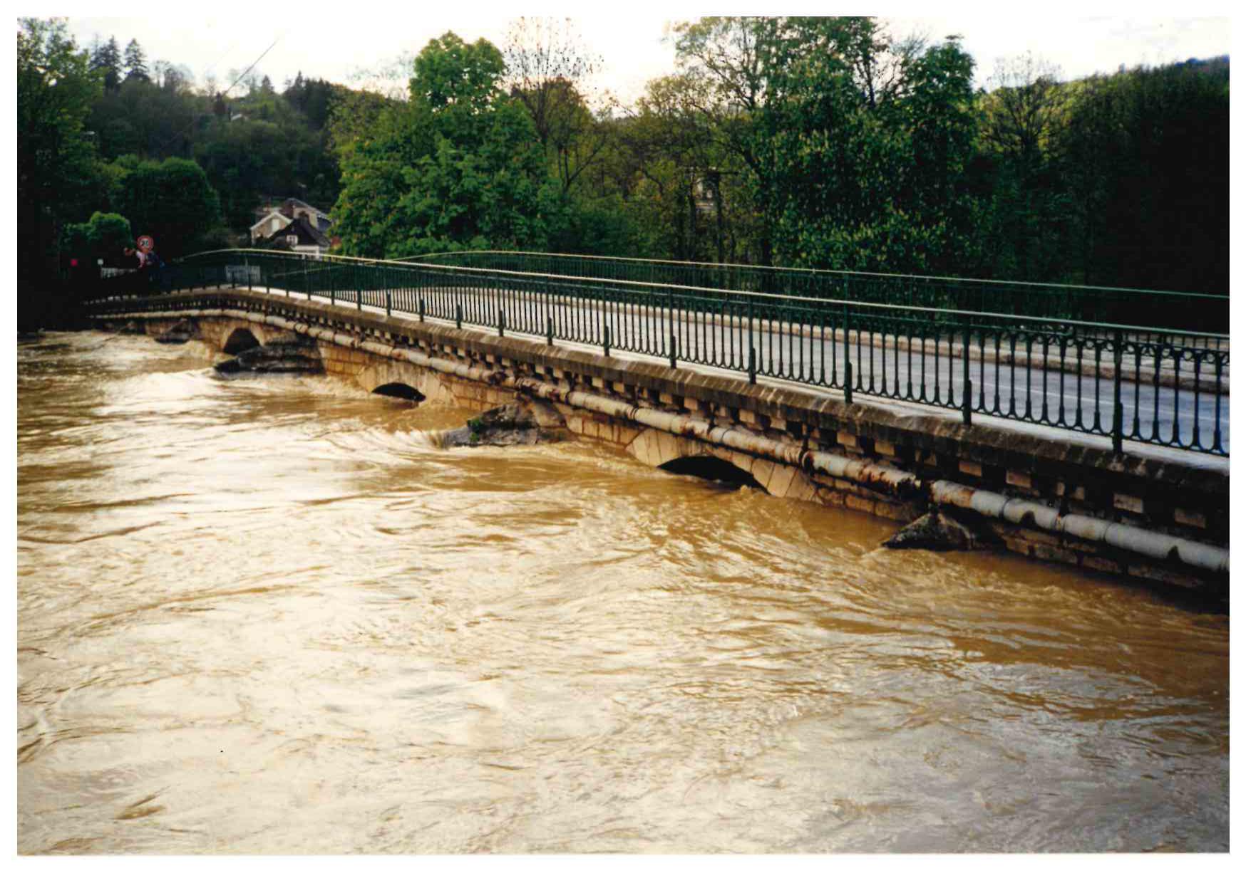 Crue de l'Armançon en avril 1998 à Tonnerre, pont rue Grévin, dans l'Yonne