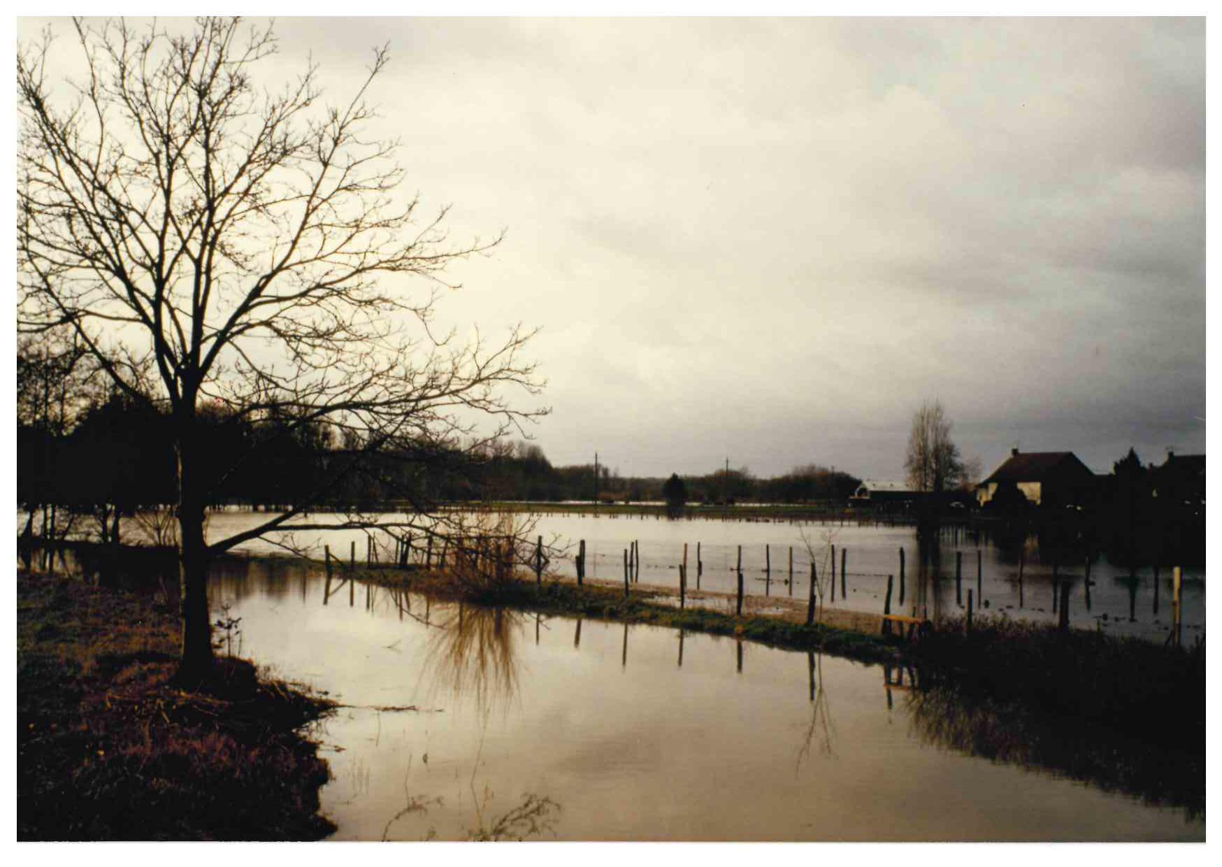 Crue de l'Arnison, affluent de la Tille, en décembre 1996 à Tréclun en Côte d'Or