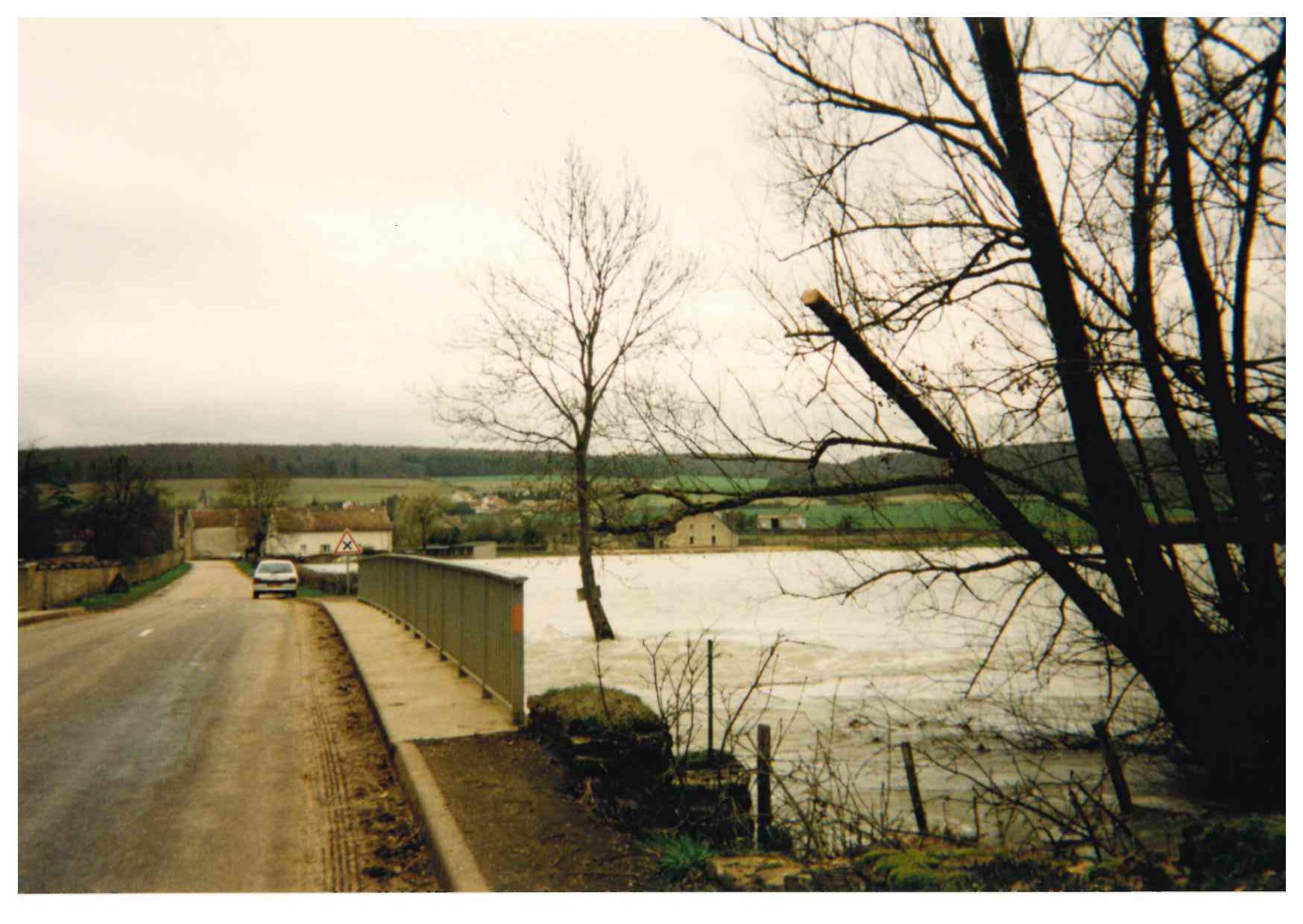 Crue de l'Ignon en mars 2001 à Villecomte, pont de la D6C, en Côte d'Or