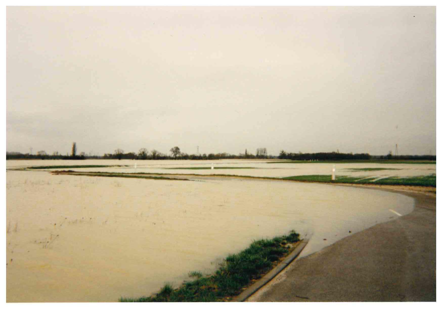 Crue de l'Ouche en mars 2001 à Pluvet, sur la D110, en Côte d'Or