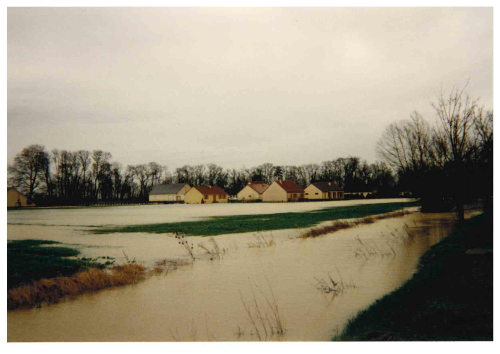 Crue de l'Ouche en mars 2001 à Varanges, sur la D110G, en Côte d'Or