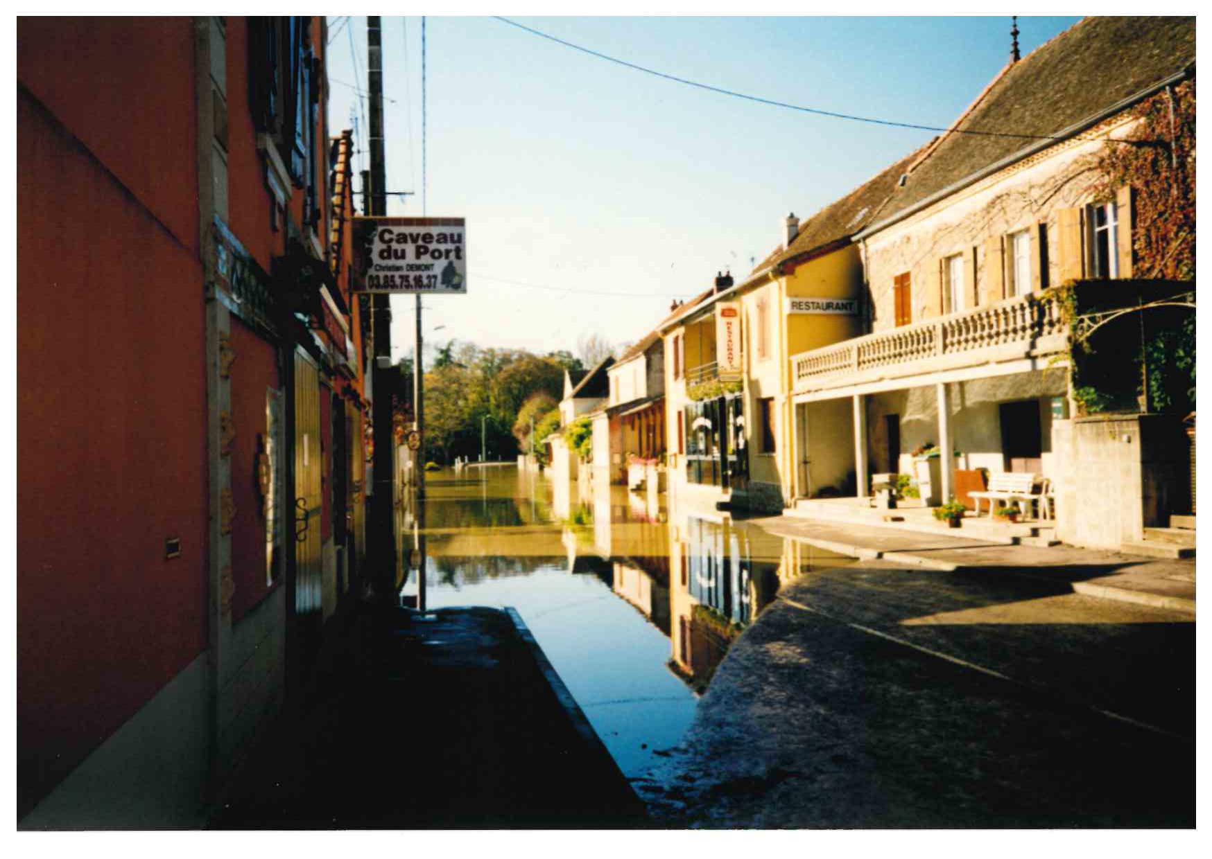 Crue de la Seille en octobre 1999 à Branges, route du Bourg, en Saône-et-Loire