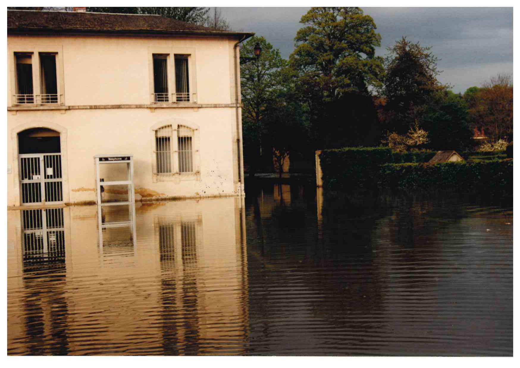 Crue de la Seine en avril 1998 à Châtillon sur Seine, place de la résistance, en Côte d'Or