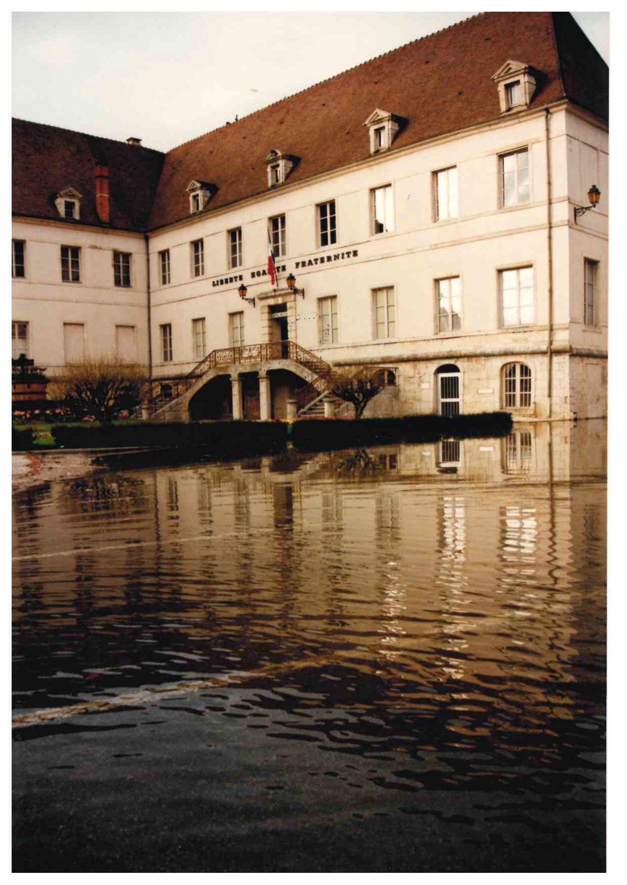 Crue de la Seine en avril 1998 à Châtillon sur Seine, place de la résistance hôtel de ville, en Côte d'Or