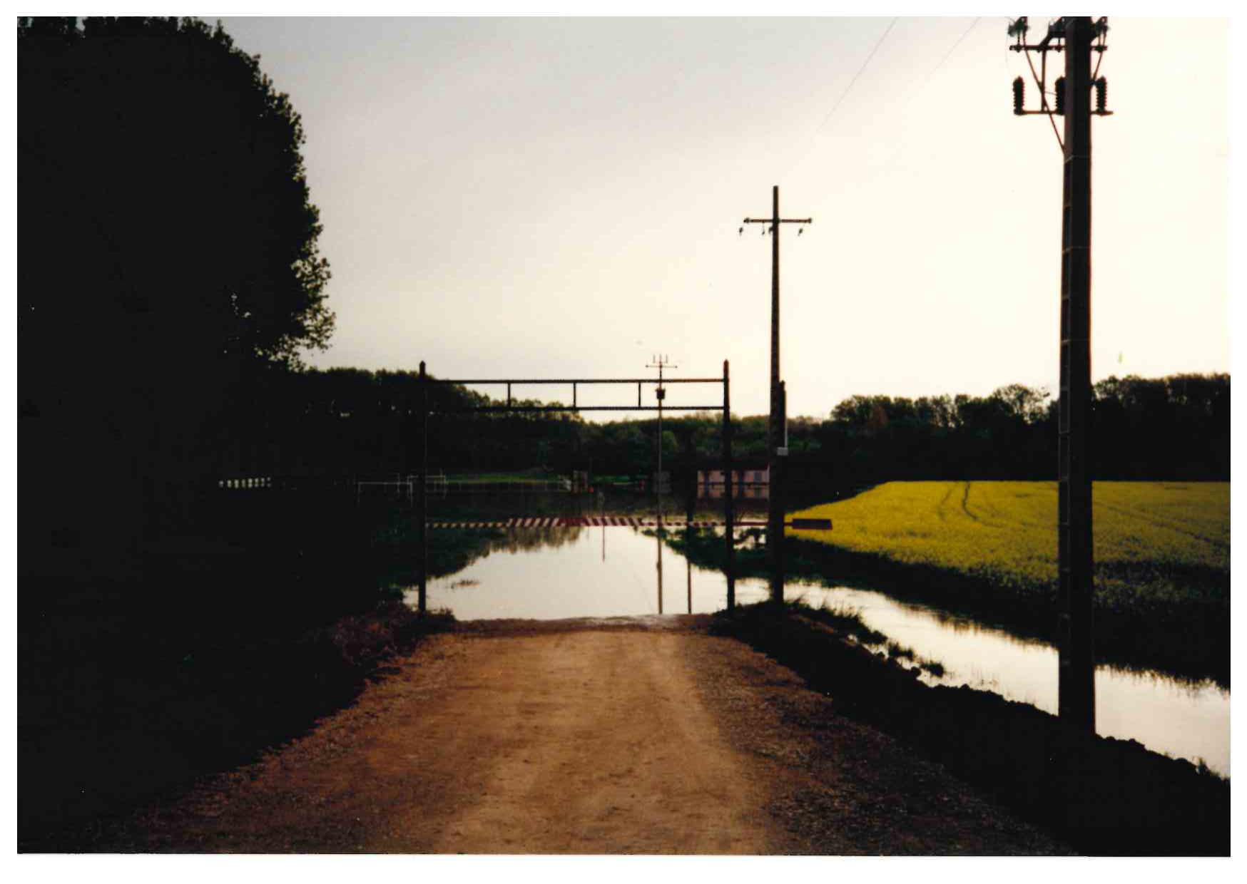 Crue du Serein en avril 1998 à Beaumont, terrain de football près du pont, dans l'Yonne