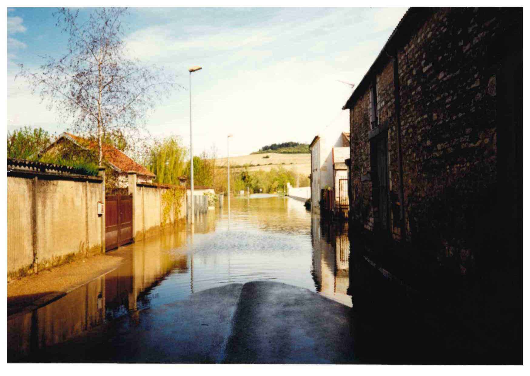 Crue du Serein en avril 1998 à Chablis, D 91 avenue Jean Jaurès, dans l'Yonne