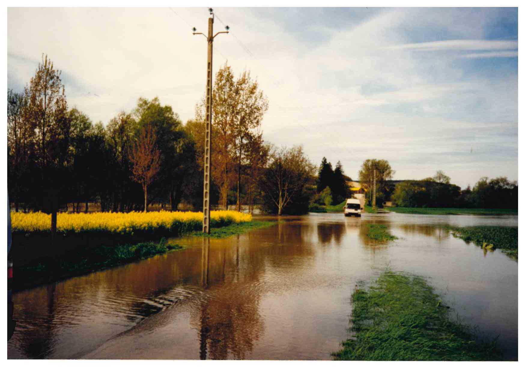 Crue du Serein en avril 1998 à Chablis, D 391 rue de la Fourchaume secteur du pont Colas, dans l'Yonne