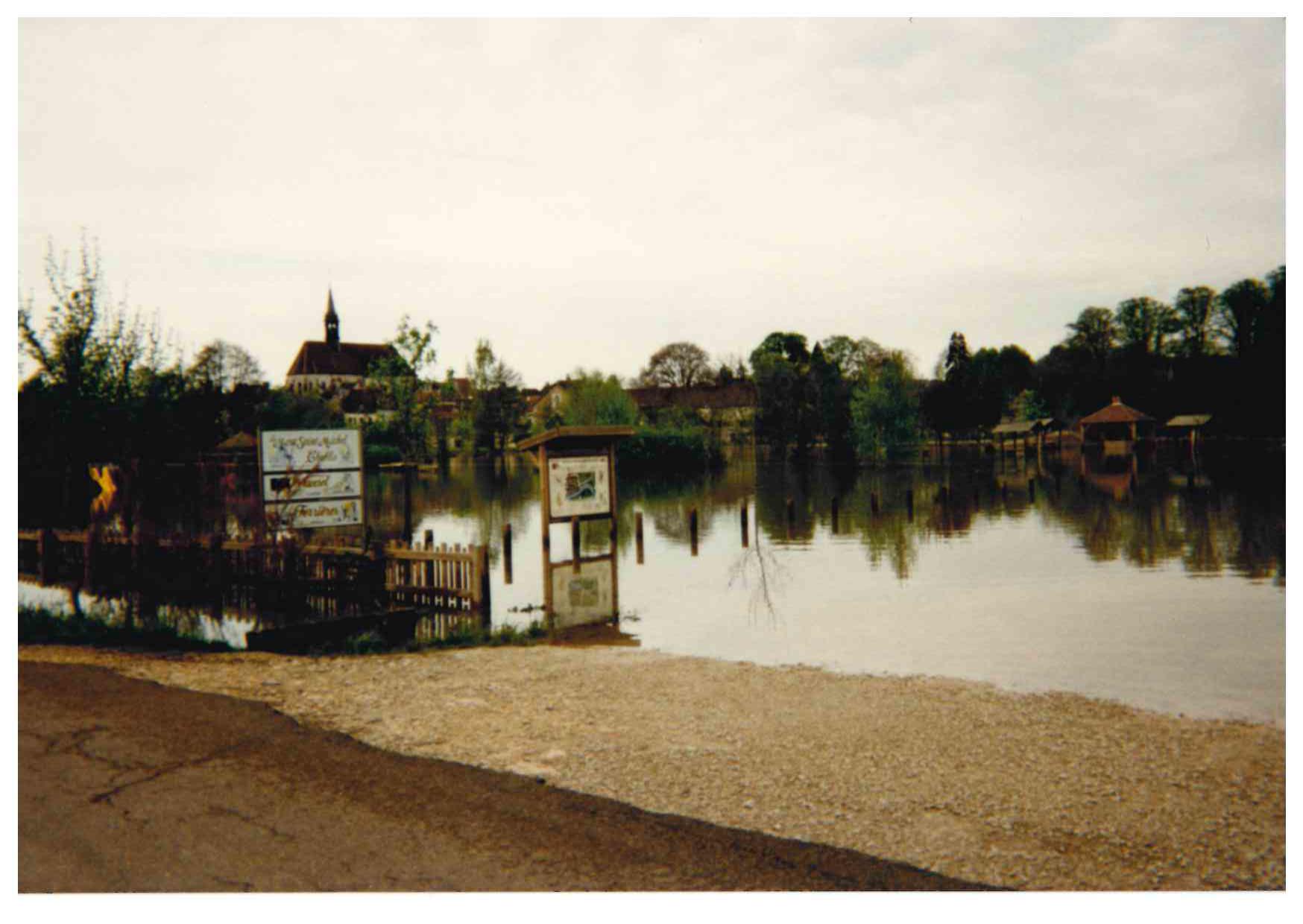 Crue du Serein en avril 1998 à Chablis, D 91 avenue Jean Jaurès, dans l'Yonne