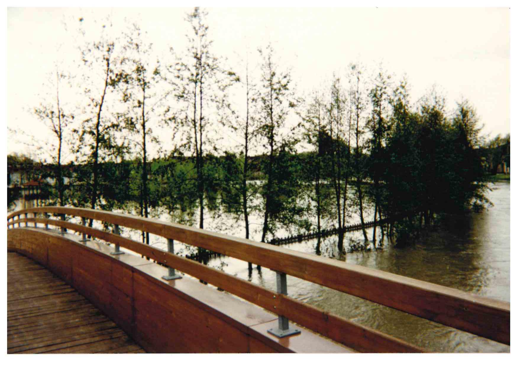 Crue du Serein en avril 1998 à Chablis, passerelle rue Laffitte, dans l'Yonne