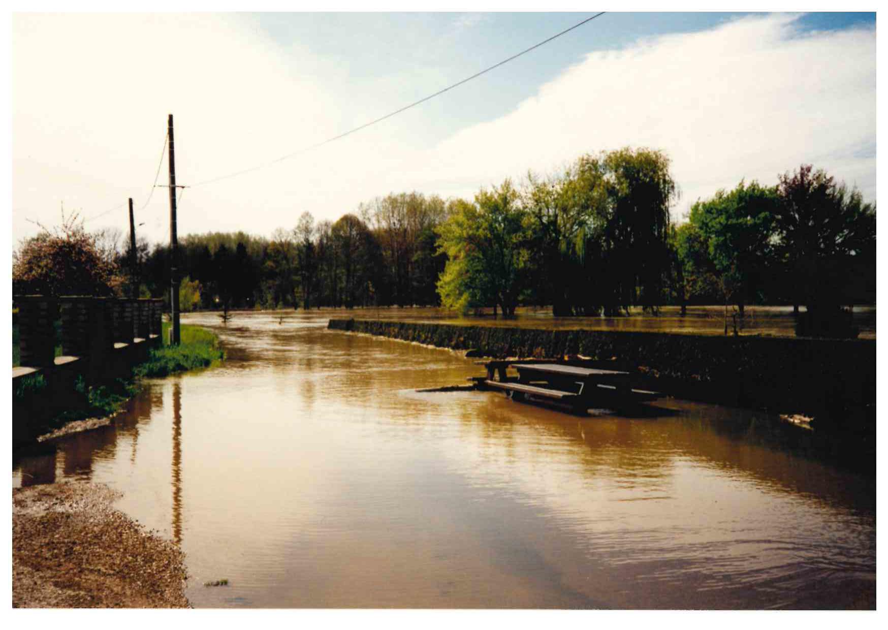 Crue du Serein en avril 1998 à Chablis, secteur La Maladière quai Paul Louis Courier, dans l'Yonne