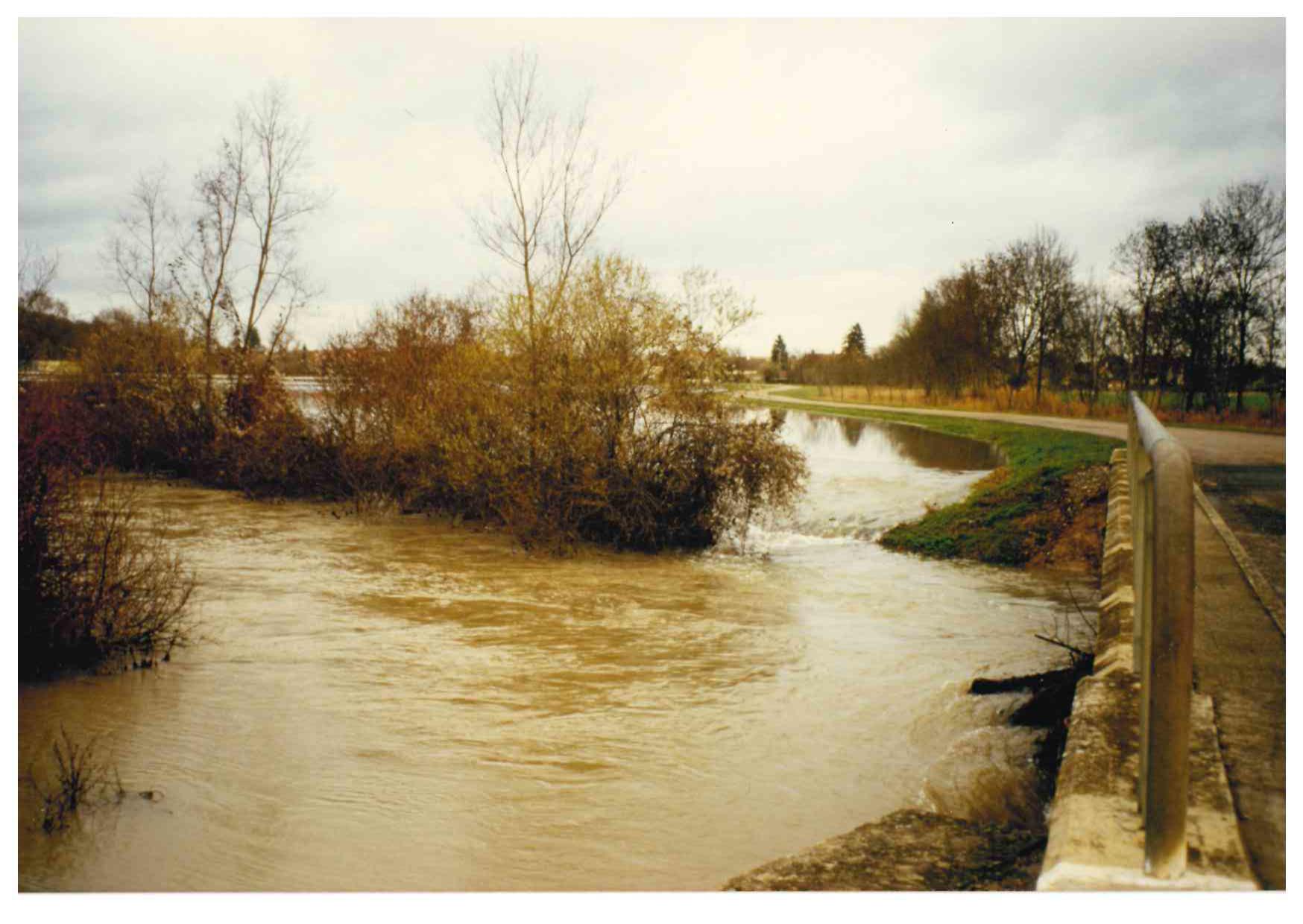 Crue de la Tille en décembre 1996 à Pluvault (commune de Longeault-Pluvault), pont sur la D116, en Côte d'Or.