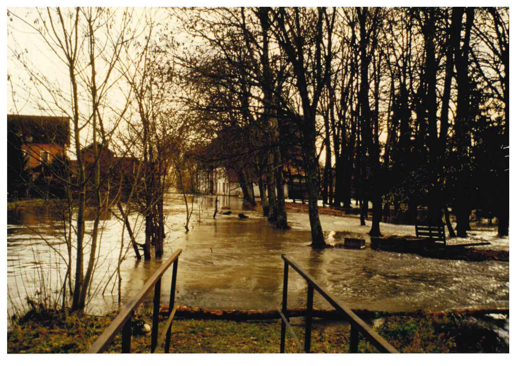 Crue de la Tille en décembre 1996 à Champdôtre, au moulin, en Côte d'Or