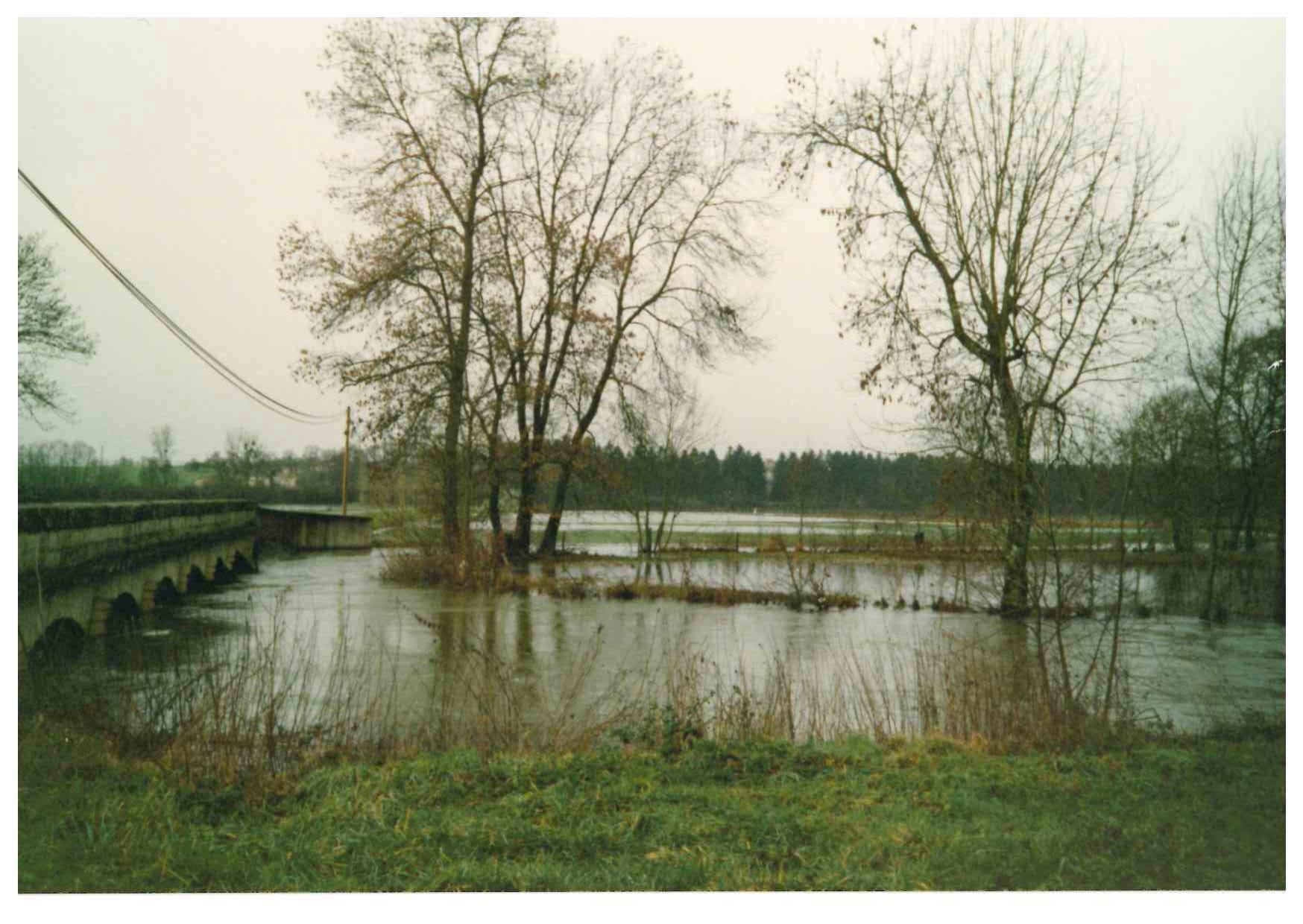 Crue de la Vingeanne, en décembre 1996, à Montigny (commune de Montigny-Mornay-Villeneuve-sur-Vingeanne), au niveau du pont, en Côte d'Or