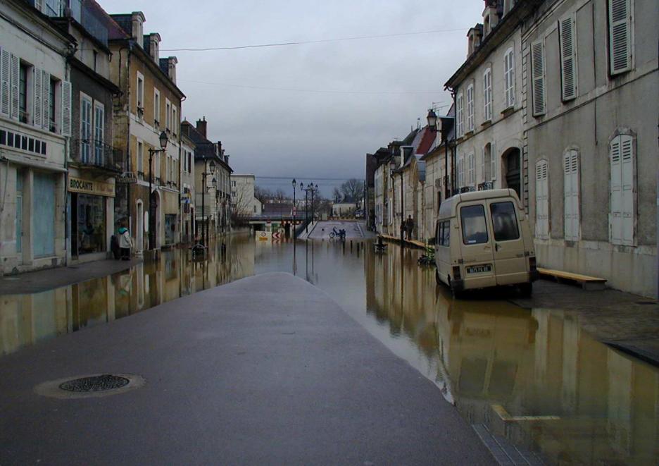 Crue de l'Armançon, en mars 2001, à Tonnerre, rue du Pont, dans l'Yonne