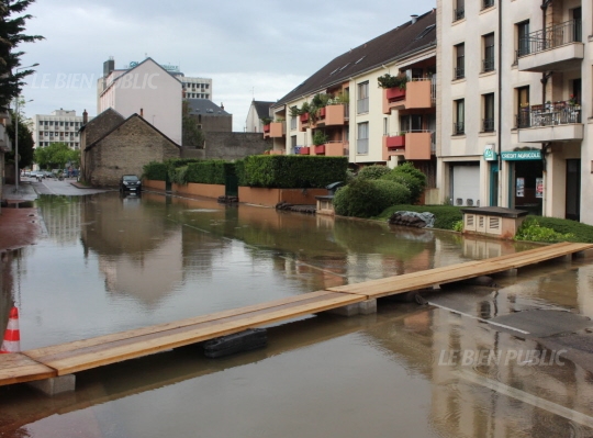 Crue du Suzon, en mai 2015, à Dijon, rue Davout, en Côte d'Or