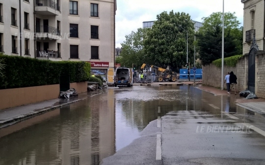 Crue du Suzon, en mai 2015, à Dijon, rue Davout, en Côte d'Or