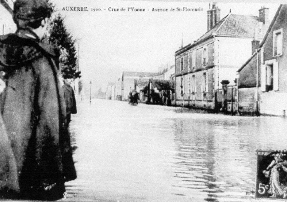 Crue de l'Yonne, en janvier 1910, à Auxerre, avenue de Saint florentin, dans l'Yonne