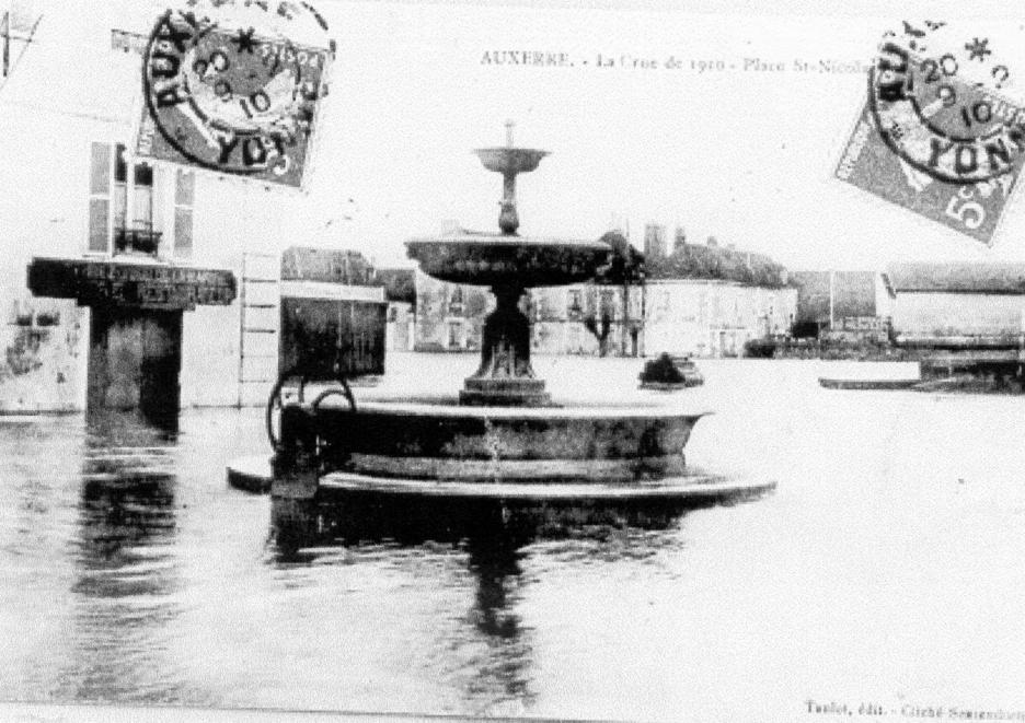 Crue de l'Yonne,en janvier 1910, à Auxerre, place Saint Nicolas, dans l'Yonne