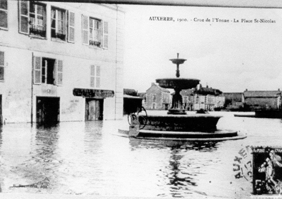 Crue de l'Yonne, en janvier 1910, à Auxerre, place Saint Nicolas, dans l'Yonne