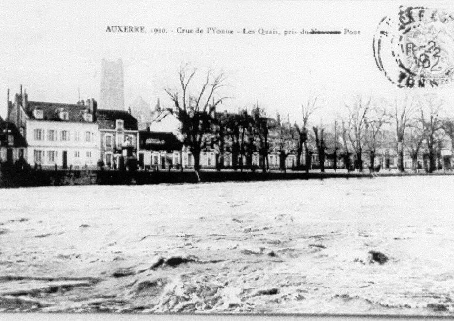 Crue de l'Yonne, en janvier 1910, à Auxerre, les quais, dans l'Yonne