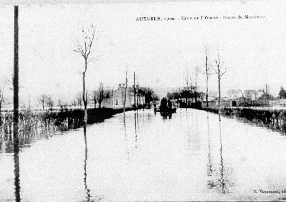 Crue de l'Yonne, en janvier 1910, à Auxerre, route de Monéteau, dans l'Yonne