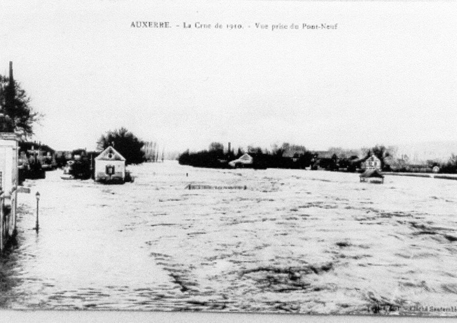 Crue de l'Yonne, en janvier 1910, à Auxerre, vue du Pont Neuf, dans l'Yonne