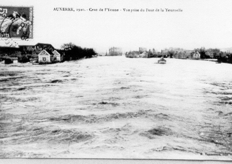 Crue de l'Yonne, en janvier 1910, à Auxerre, vue du pont de la Tournelle, dans l'Yonne