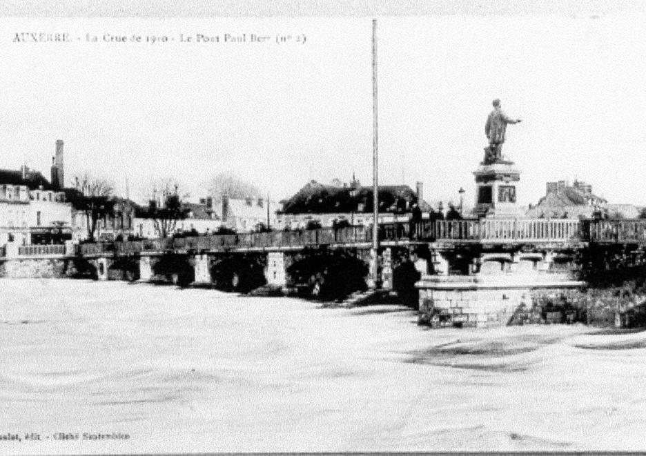 Crue de l'Yonne, en janvier 1910, à Auxerre, pont Paul Bert, dans l'Yonne