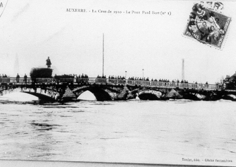 Crue de l'Yonne, en janvier 1910, à Auxerre, pont Paul Bert, dans l'Yonne