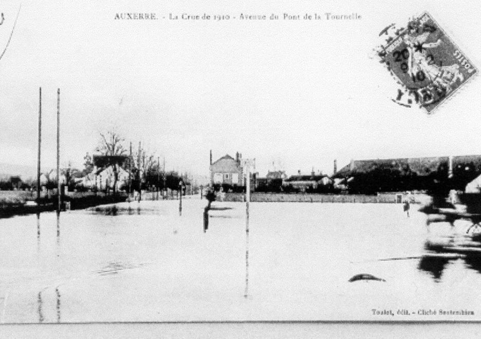 Crue de l'Yonne, en janvier 1910, à Auxerre, avenue du pont de la Tournelle, dans l'Yonne